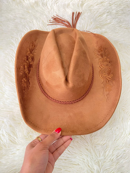 Sombrero, marron con bordado de flores en los lados y lazos, estilo vaquero.
