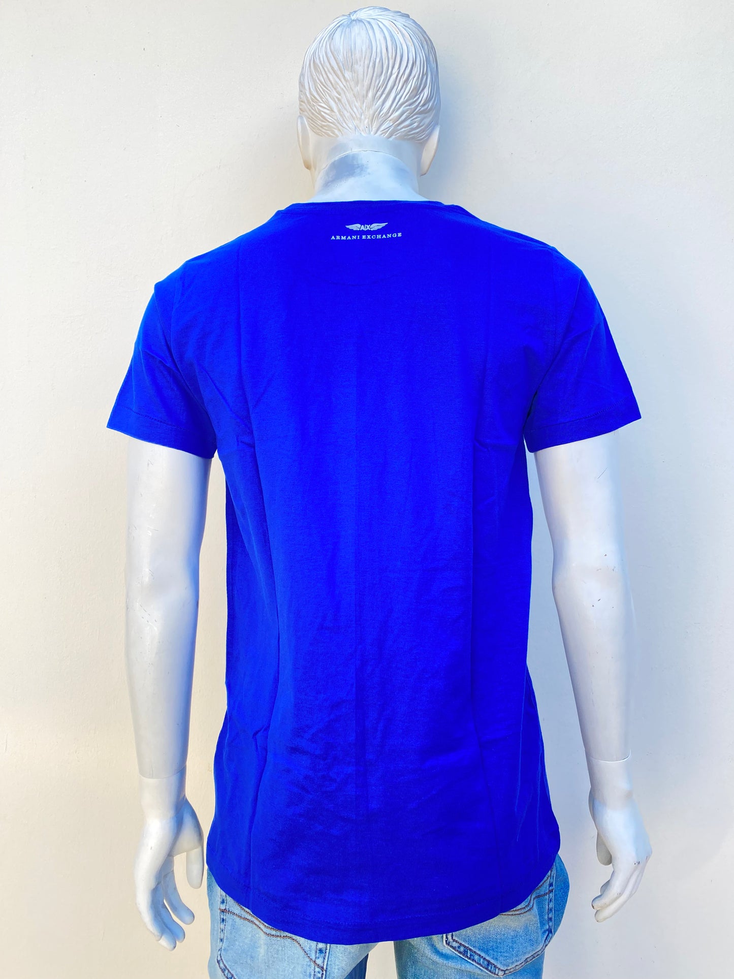 T-shirt Armani Exchange original, azul con logotipo de la marca AX en blanco.