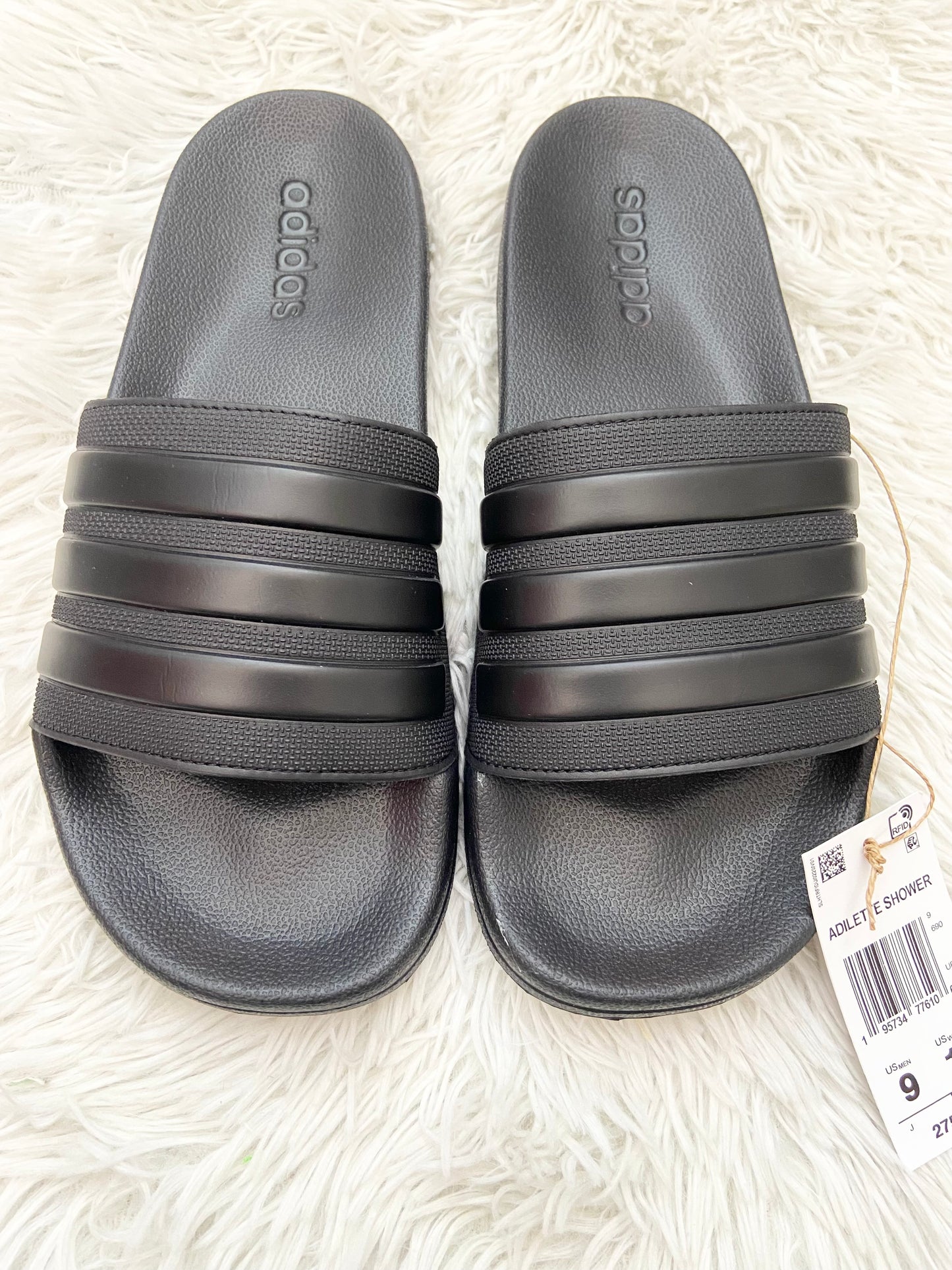 Sandalias Adidas original negra lisa con líneas en color negro en frente y letras ADIDAS al lado.
