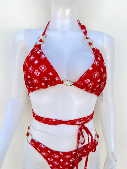 Biquini, rojo con estampado en color blanco y Cadena dorada en los lados.