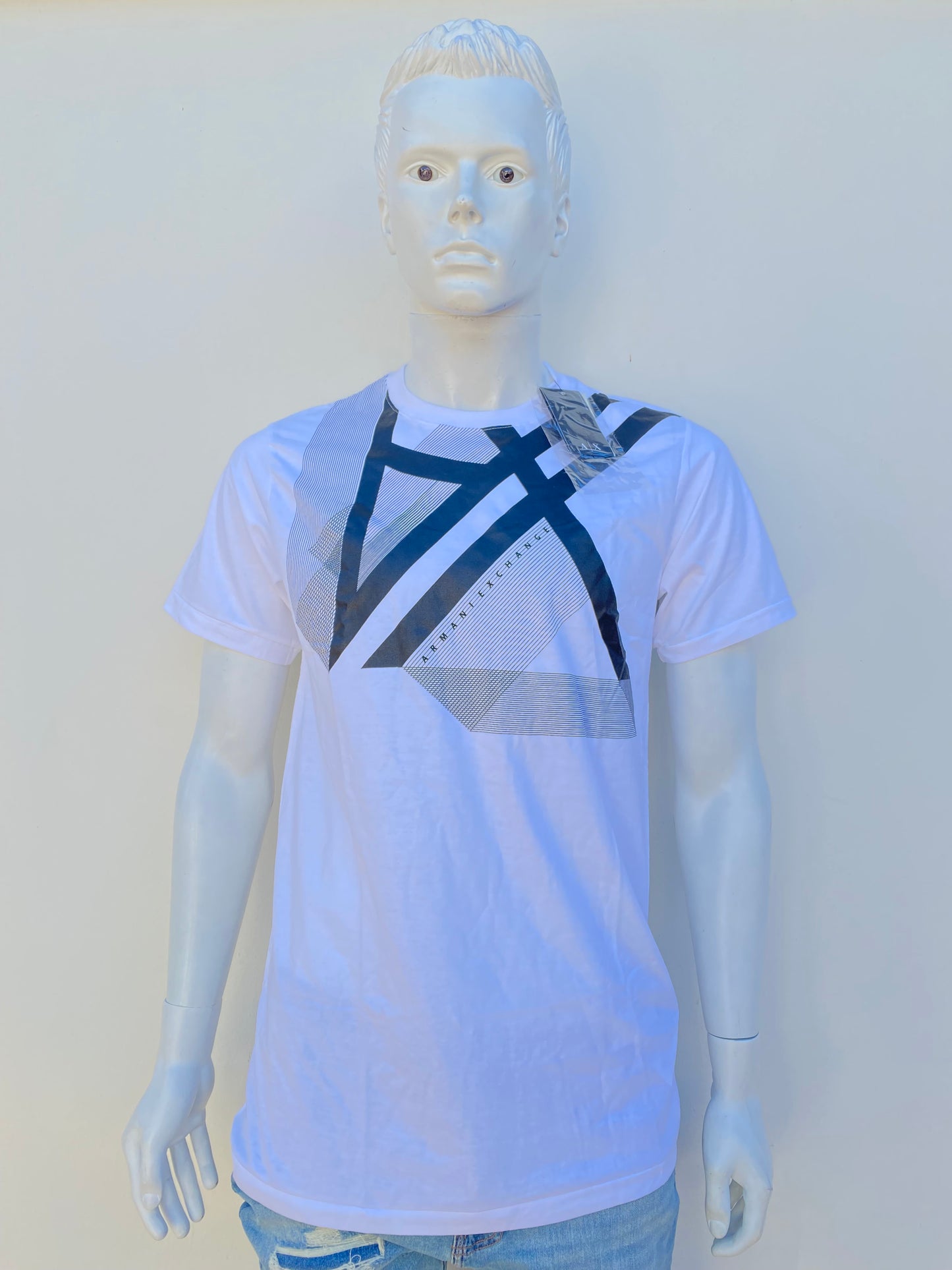 T-shirt Armani Exchange original, blanco con logotipo de la marca AX en negro y rayas negras.