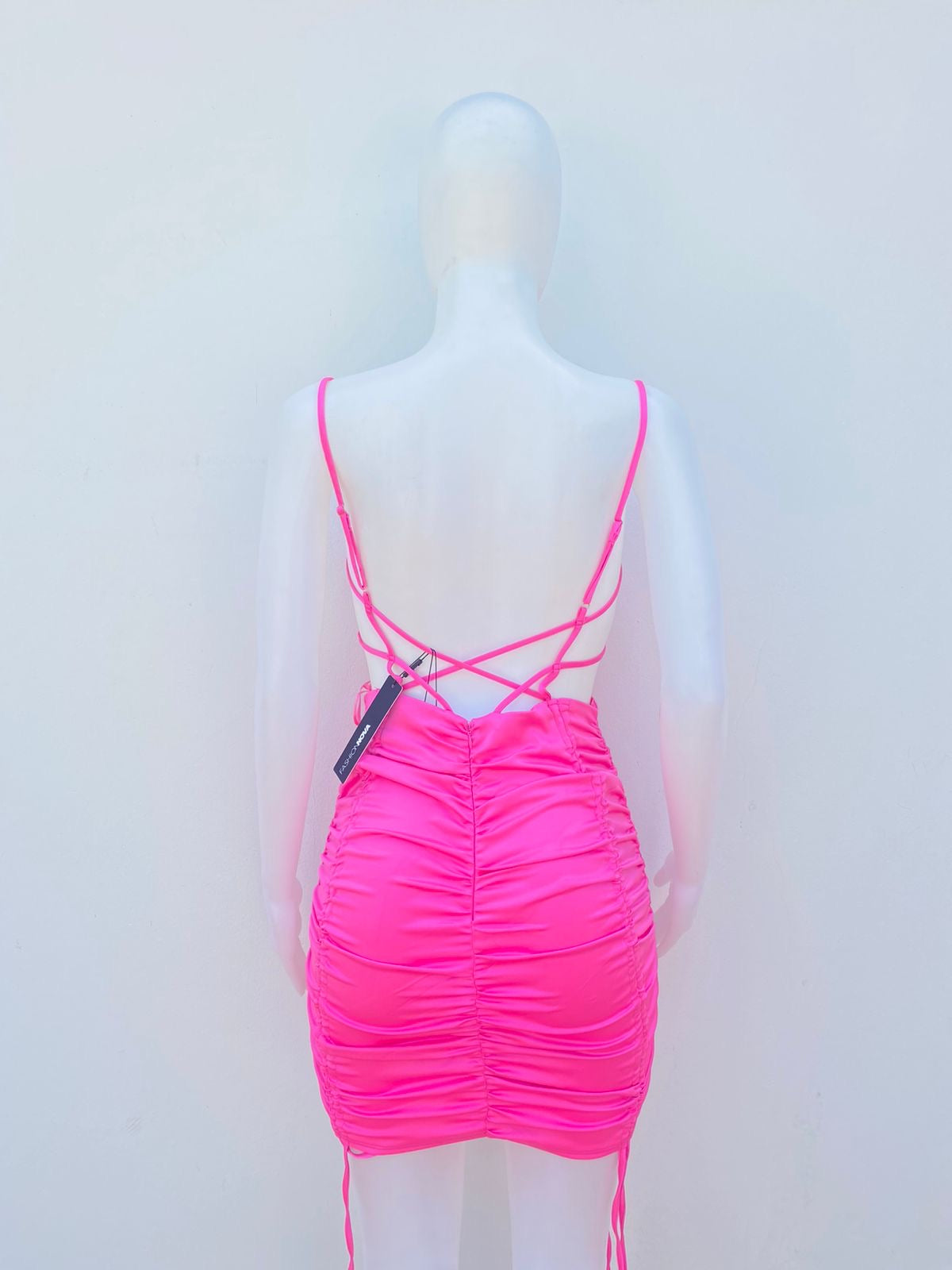 Vestido Fashion Nova original rosado con lazos ajustables.