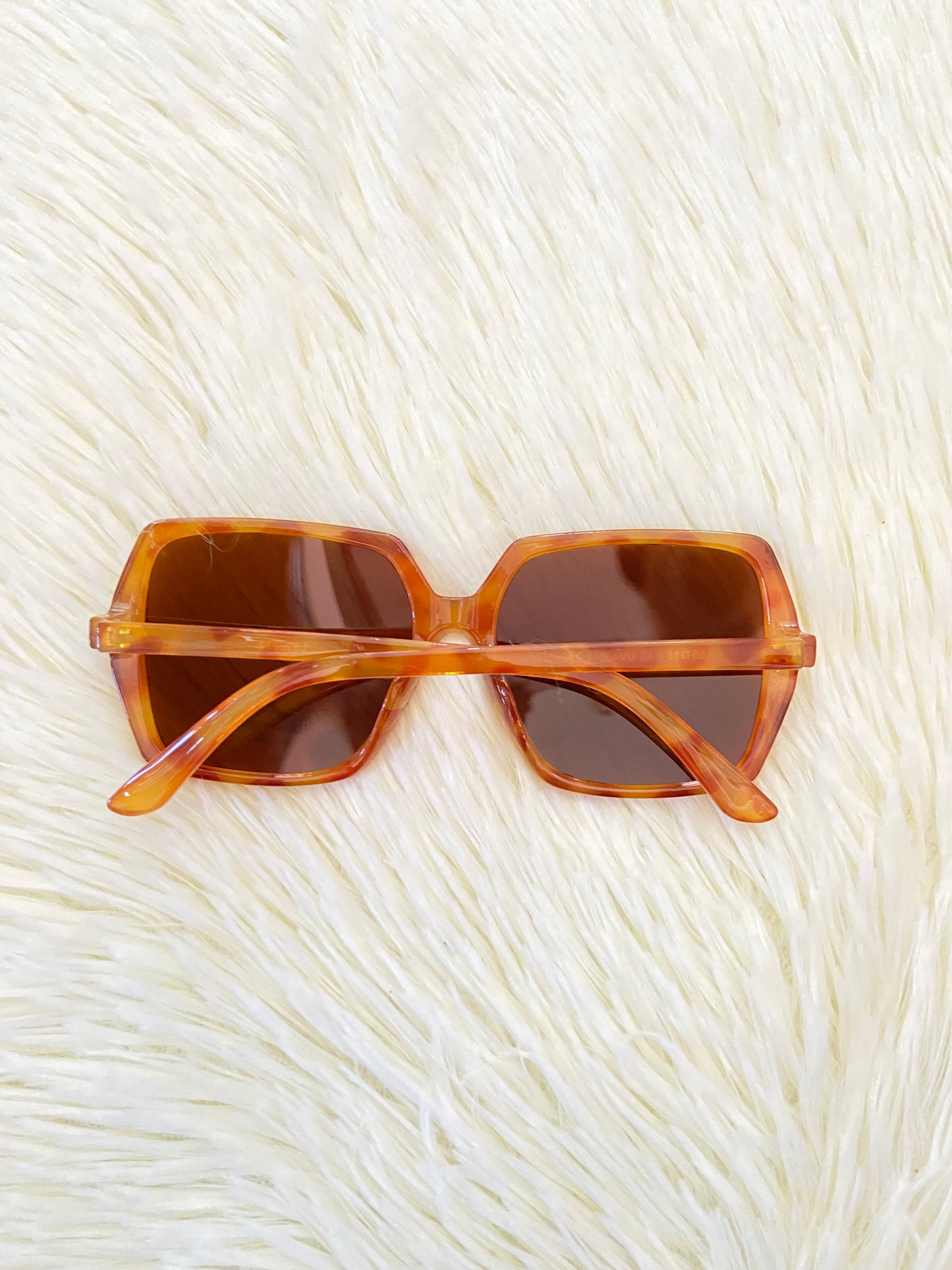 Lentes, marron claro con estampado de animal print y micas claras, con protección UV 100-400.