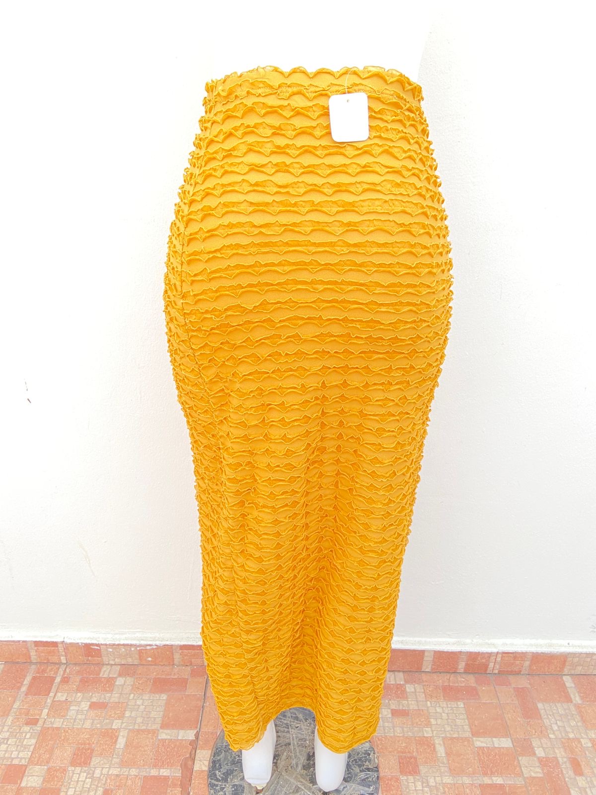 Falda Fashion Nova Original, en color amarillo mostaza y abertura y detalles de rosa.