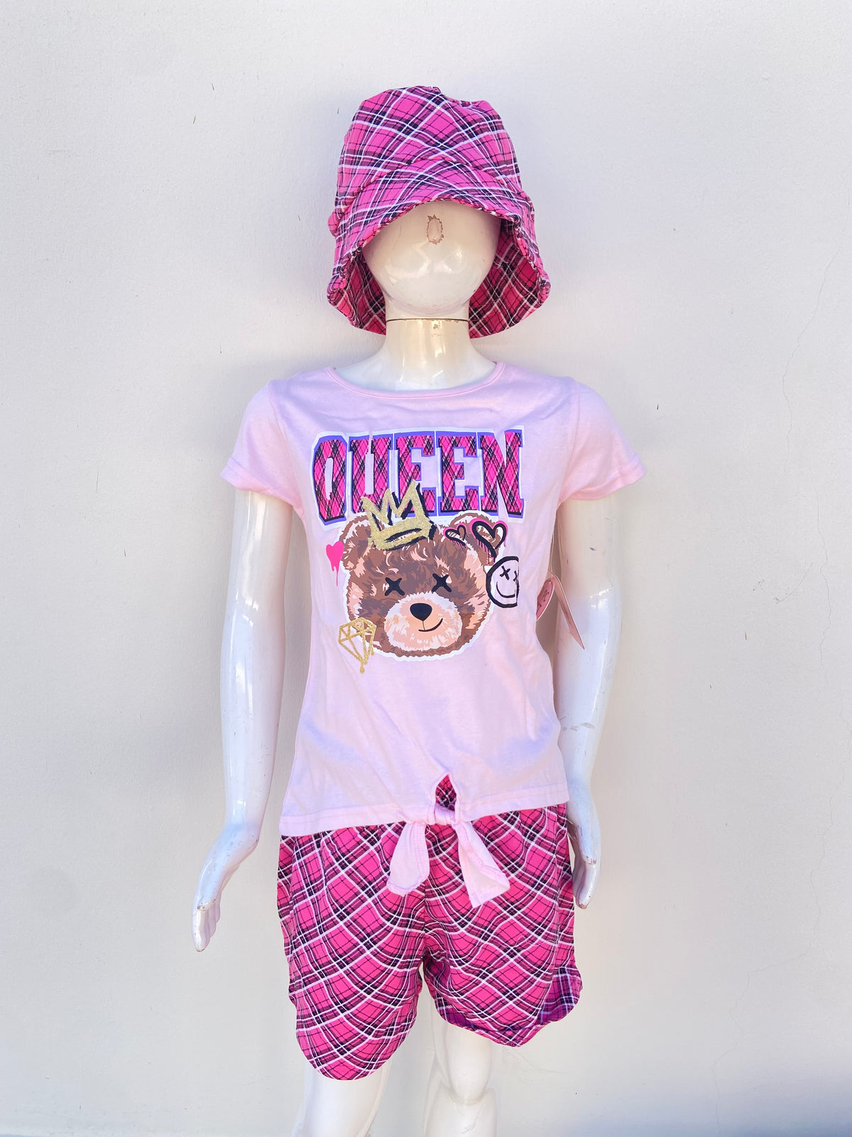Conjunto CONTACT original , rosado claro con rosado fucsia y estampado de cuadros, más gorro y letras QUEEN, 3 piezas.