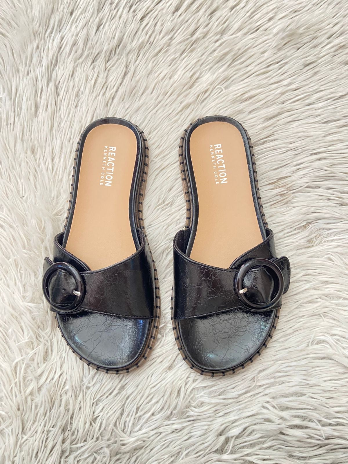 Sandalias KENNETH COLE REACTION Original,  en color negra con fondo beige y detalle de evilla circular al frente