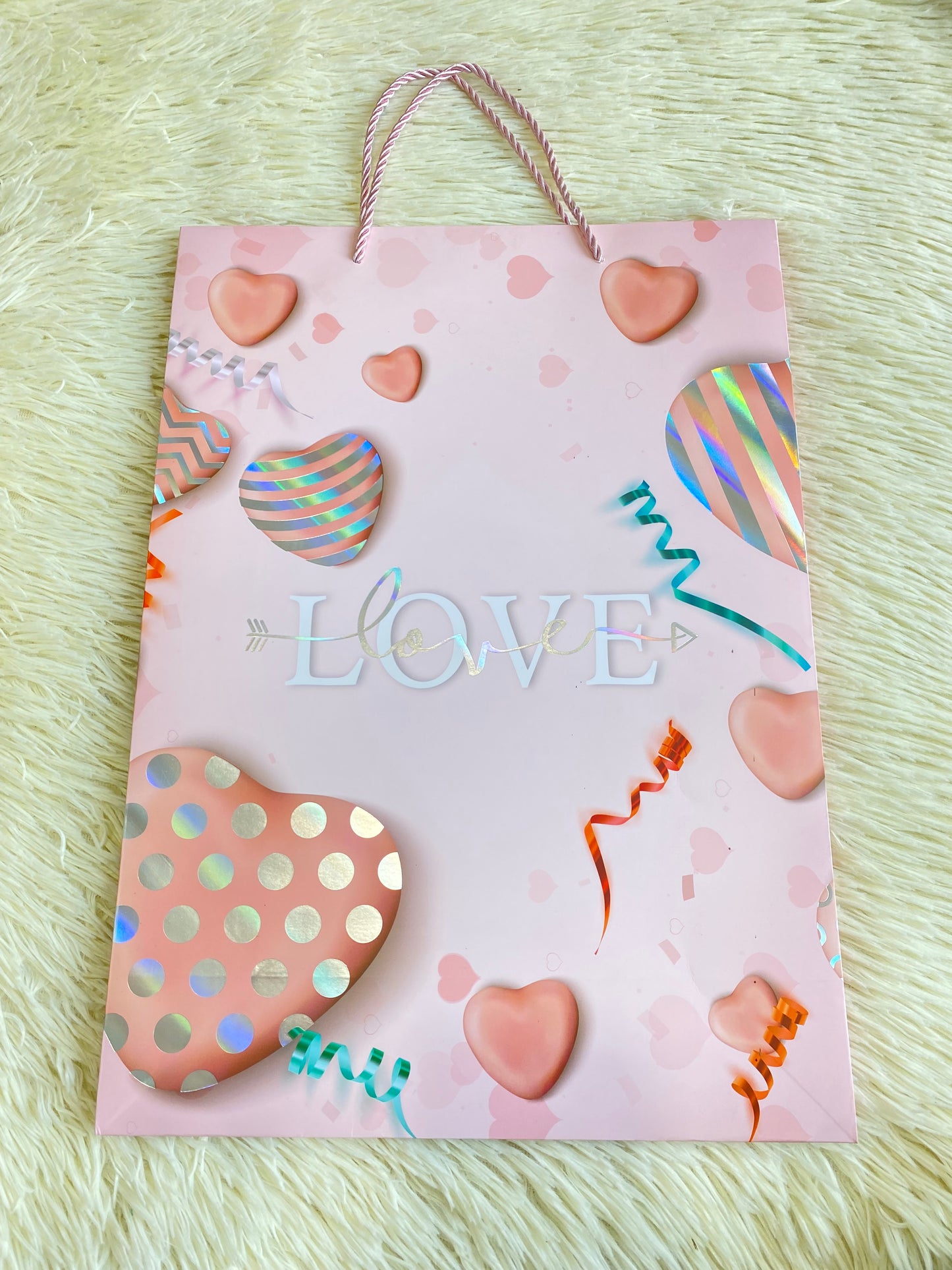 Shopping rosado claro, con corazones y letra LOVE en el centro. GRANDE