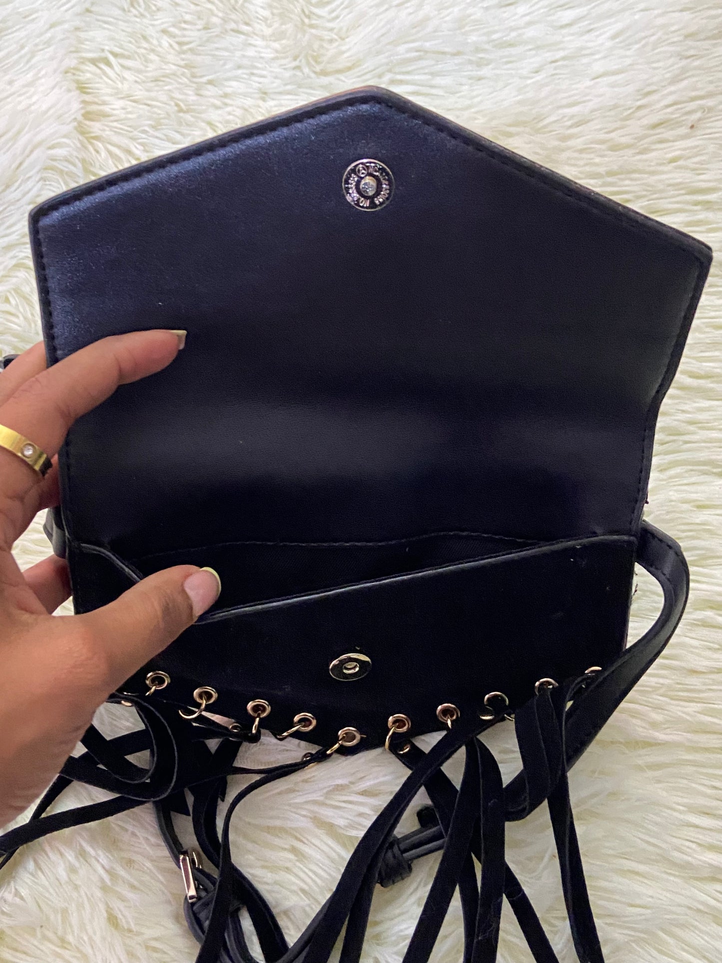Cartera GUESS original, negra con tirantes colgantes y placa  GUESS en color dorado.