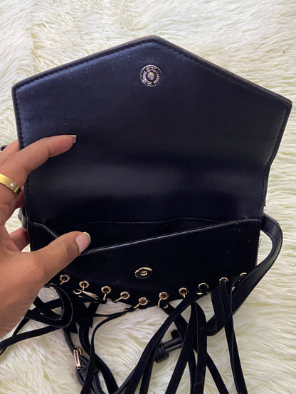 Cartera GUESS original, negra con tirantes colgantes y placa  GUESS en color dorado.