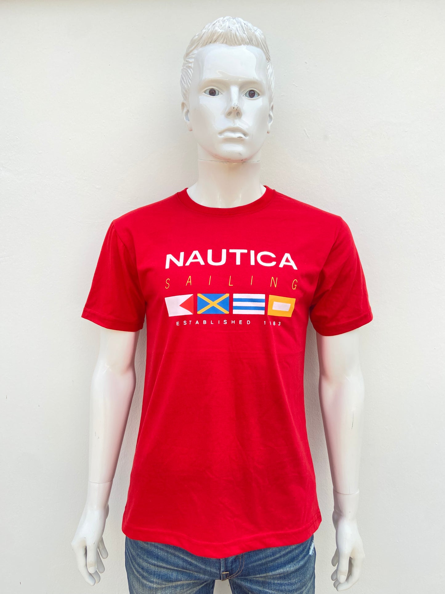 T-shirt NAUTICA original, rojo con letras de la marca en frente y varias banderas.