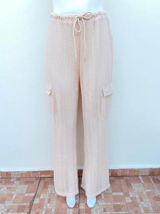 Pantalon, estilo cover up, crema, mayas con bolsillos en los lados y atras, lazo ajustable.
