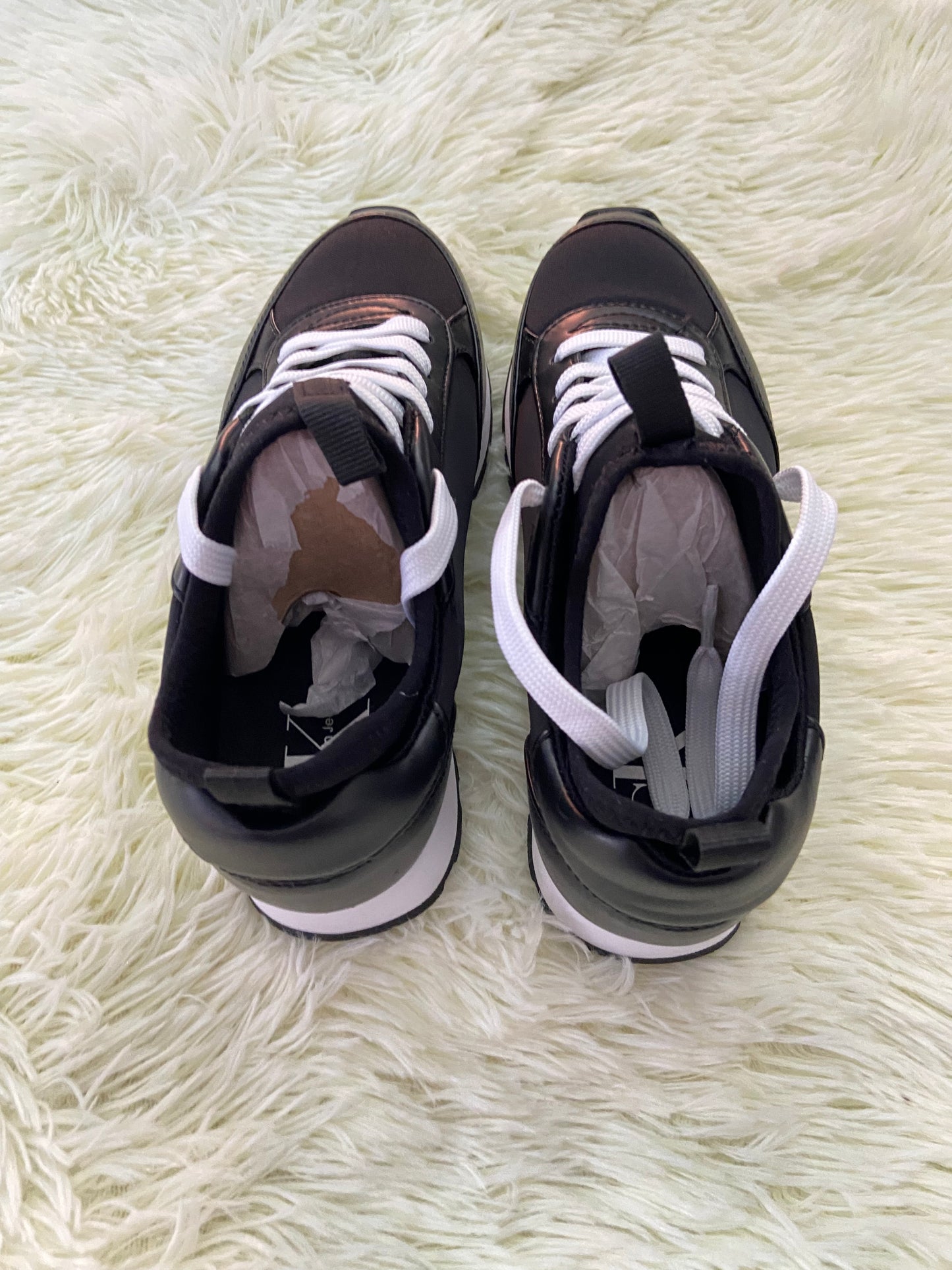 Tenis CLAVIN KLEIN original, negro con suela en color blanco y letras CK en  los lados.