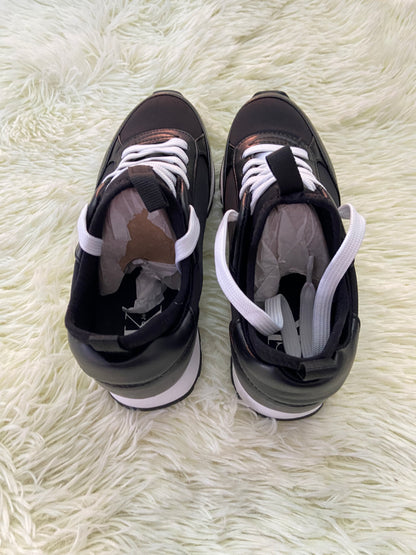 Tenis CLAVIN KLEIN original, negro con suela en color blanco y letras CK en  los lados.