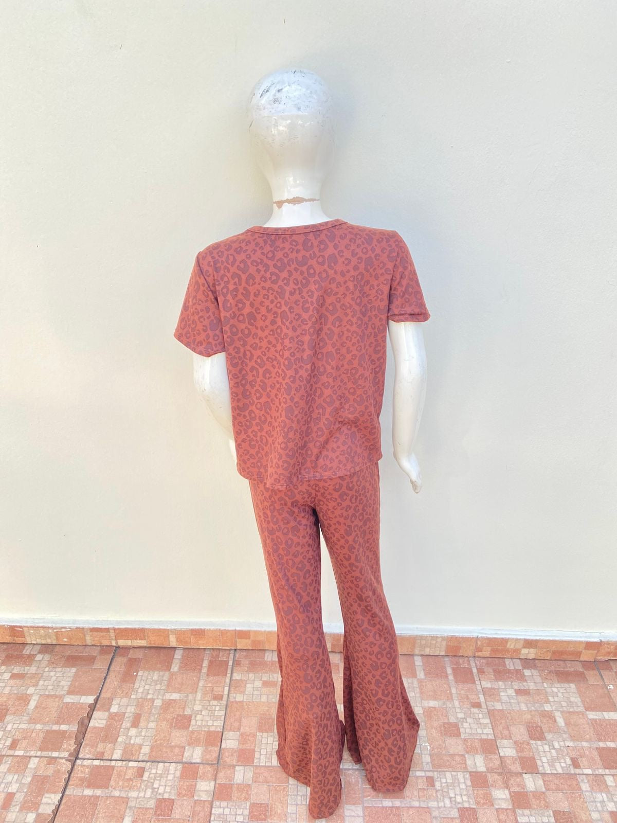 Conjunto en color marron con estampado de animal print, legging estilo campana.