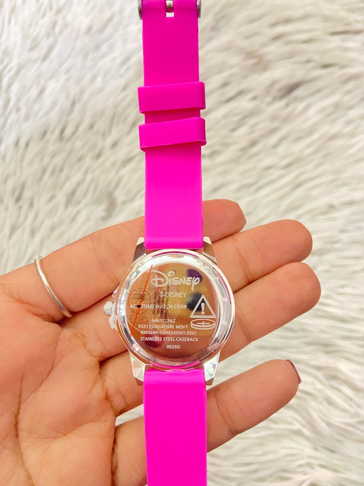 Reloj MINNIE en color rosado con imagen de minnie en el fondo