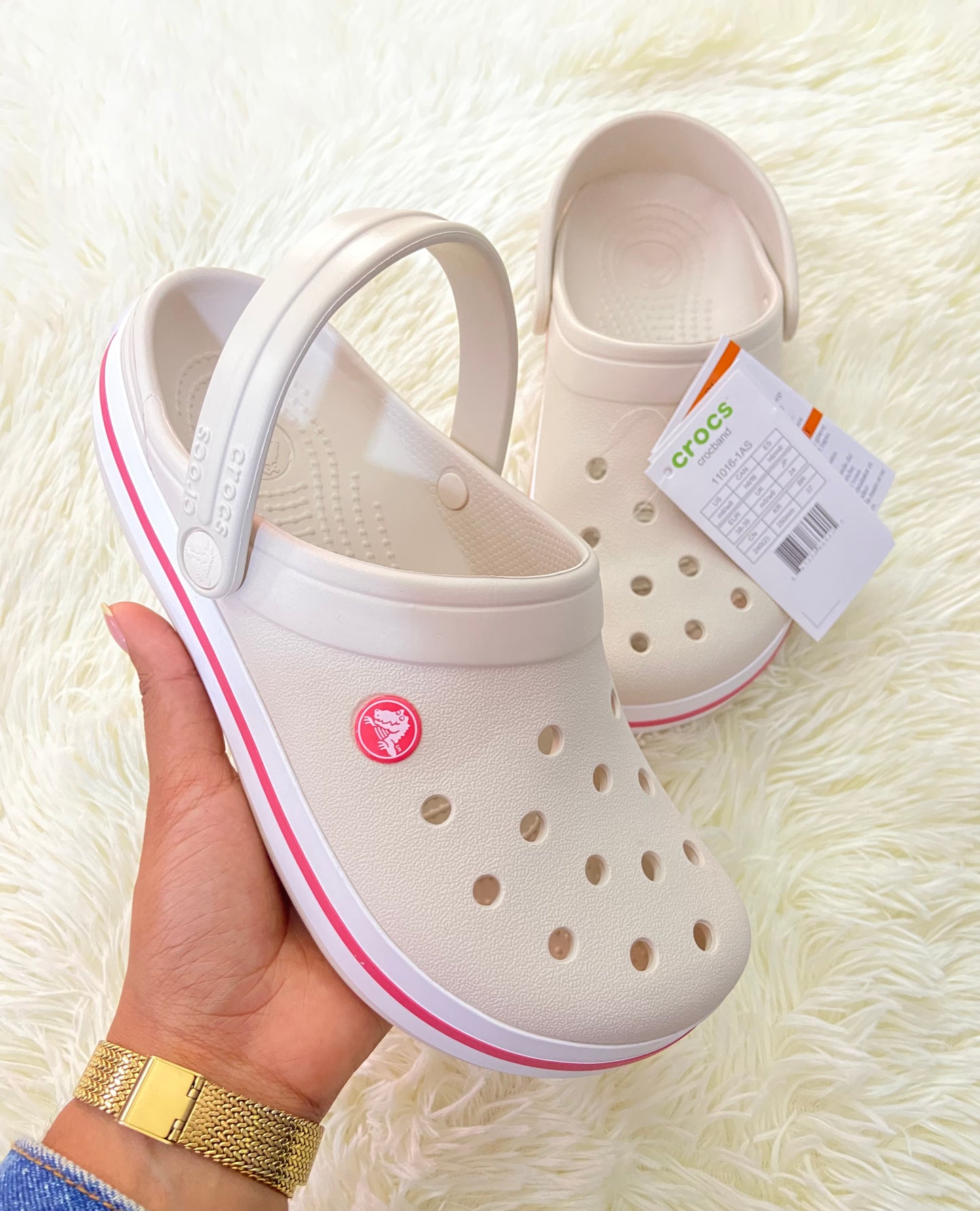 Sandalias CROCS original, crema con líneas rosadas y blancas.