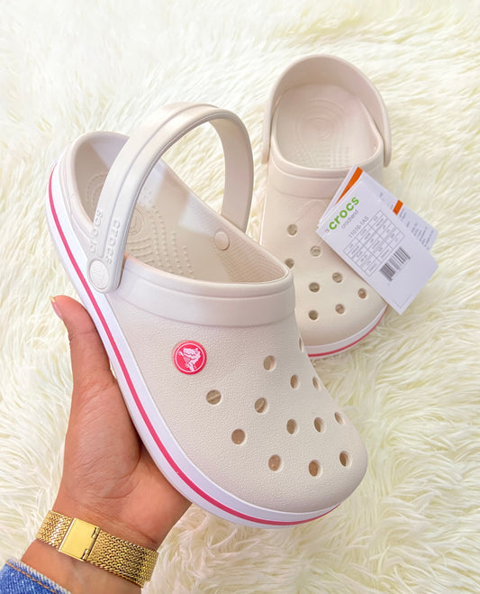 Sandalias CROCS original, crema con líneas rosadas y blancas.