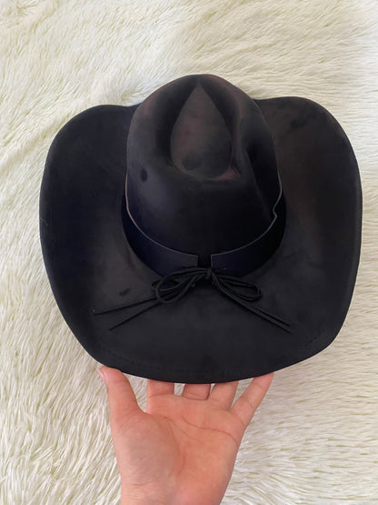 Sombrero, negro con detalles de hilos blancos y detalle de puntos dorados.