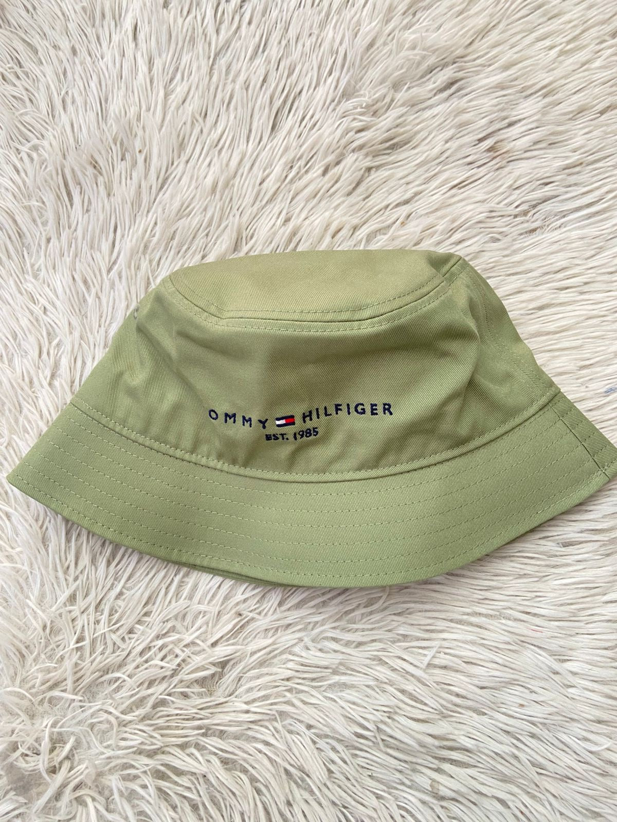 Gorro Tommy Hilfiger original, verde oliva con letras TOMMY HILFIGER en azul marino.