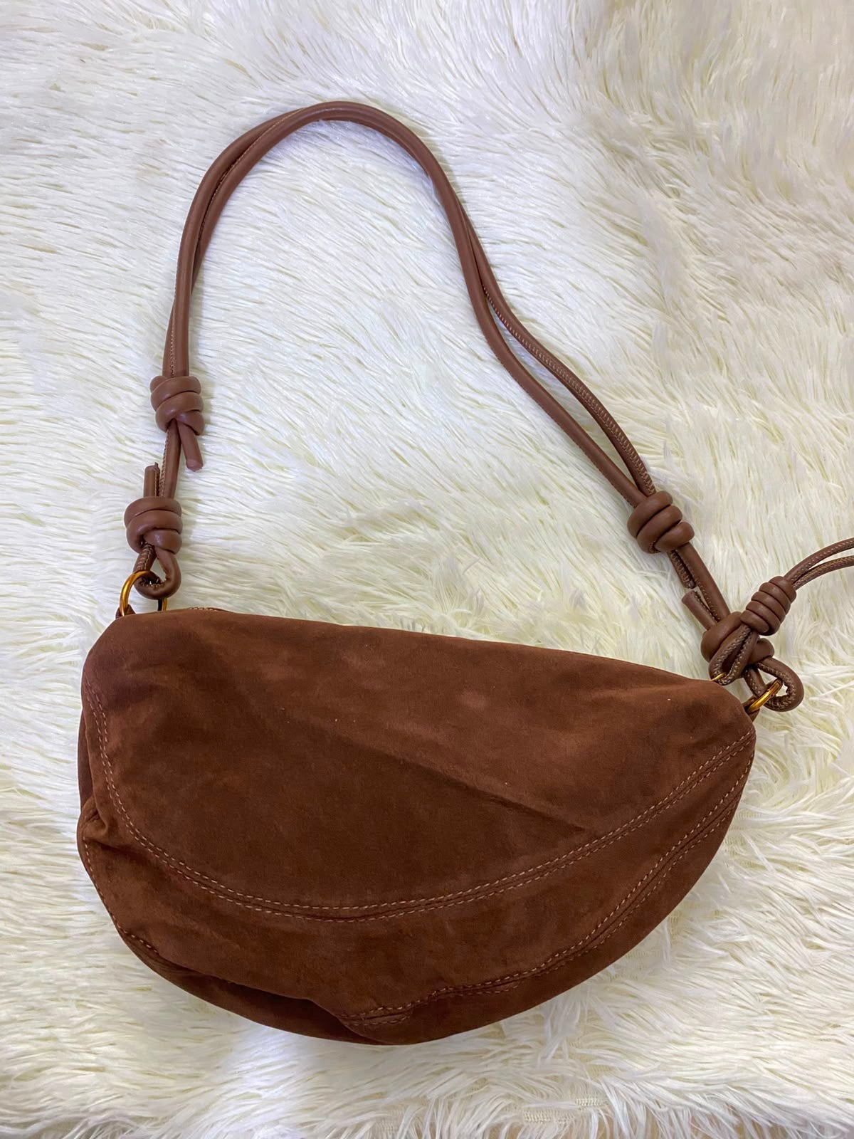 Cartera, marron en terciopelo y nudos en la manga.