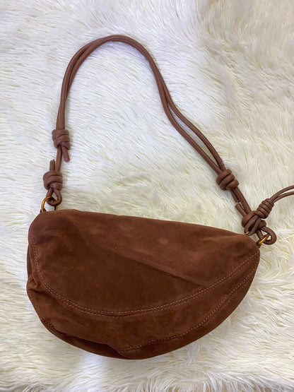 Cartera, marron en terciopelo y nudos en la manga.