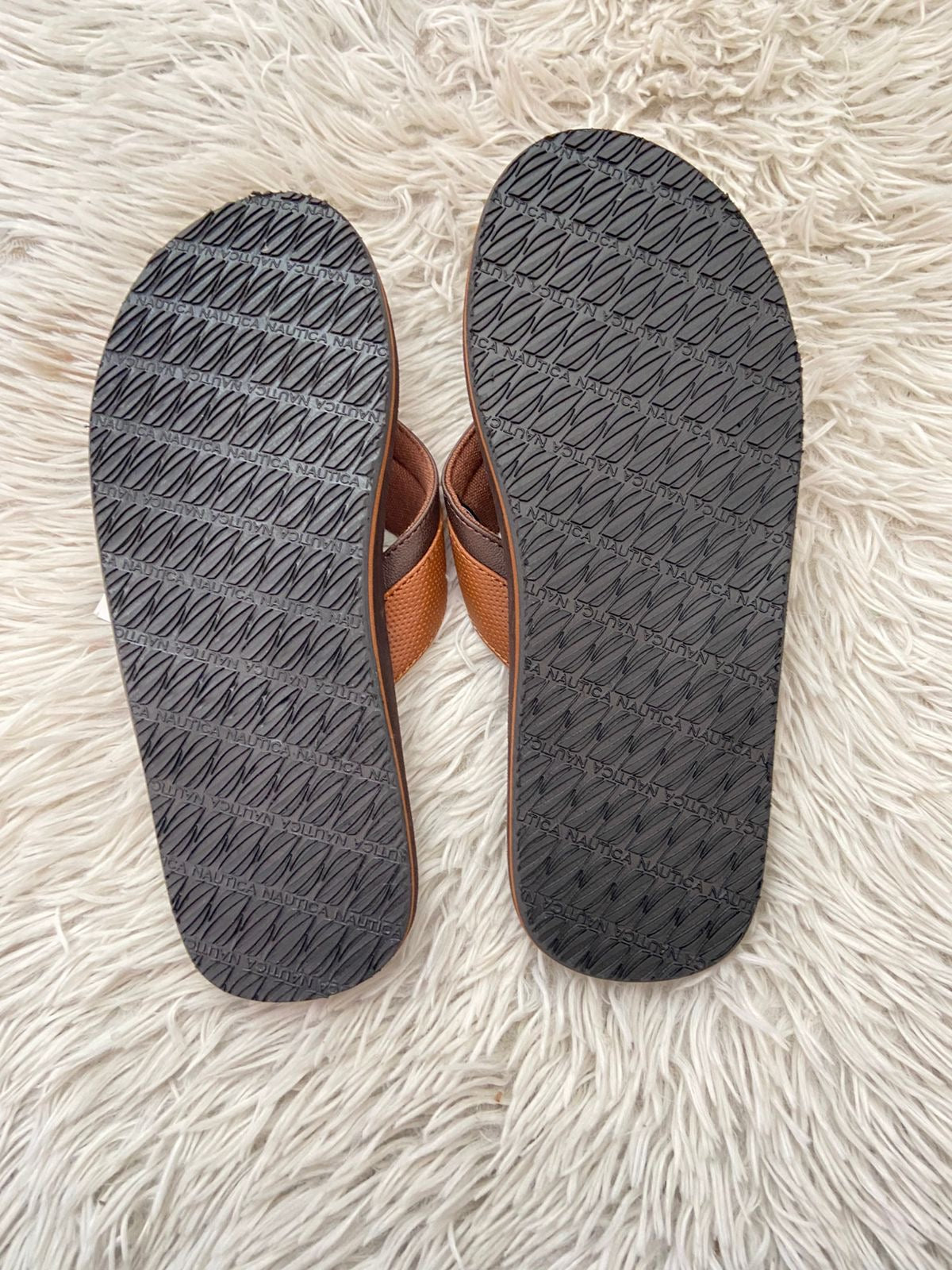 Sandalias NAUTICA original, marrón oscuro con marrón caramelo en frente y nombre de la marca en blanco.