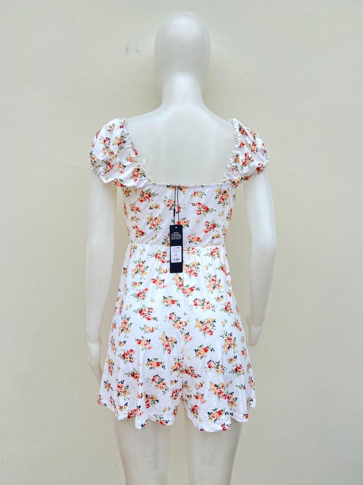 Enterizo, blanco con estampado de flores en color rojo y crema.