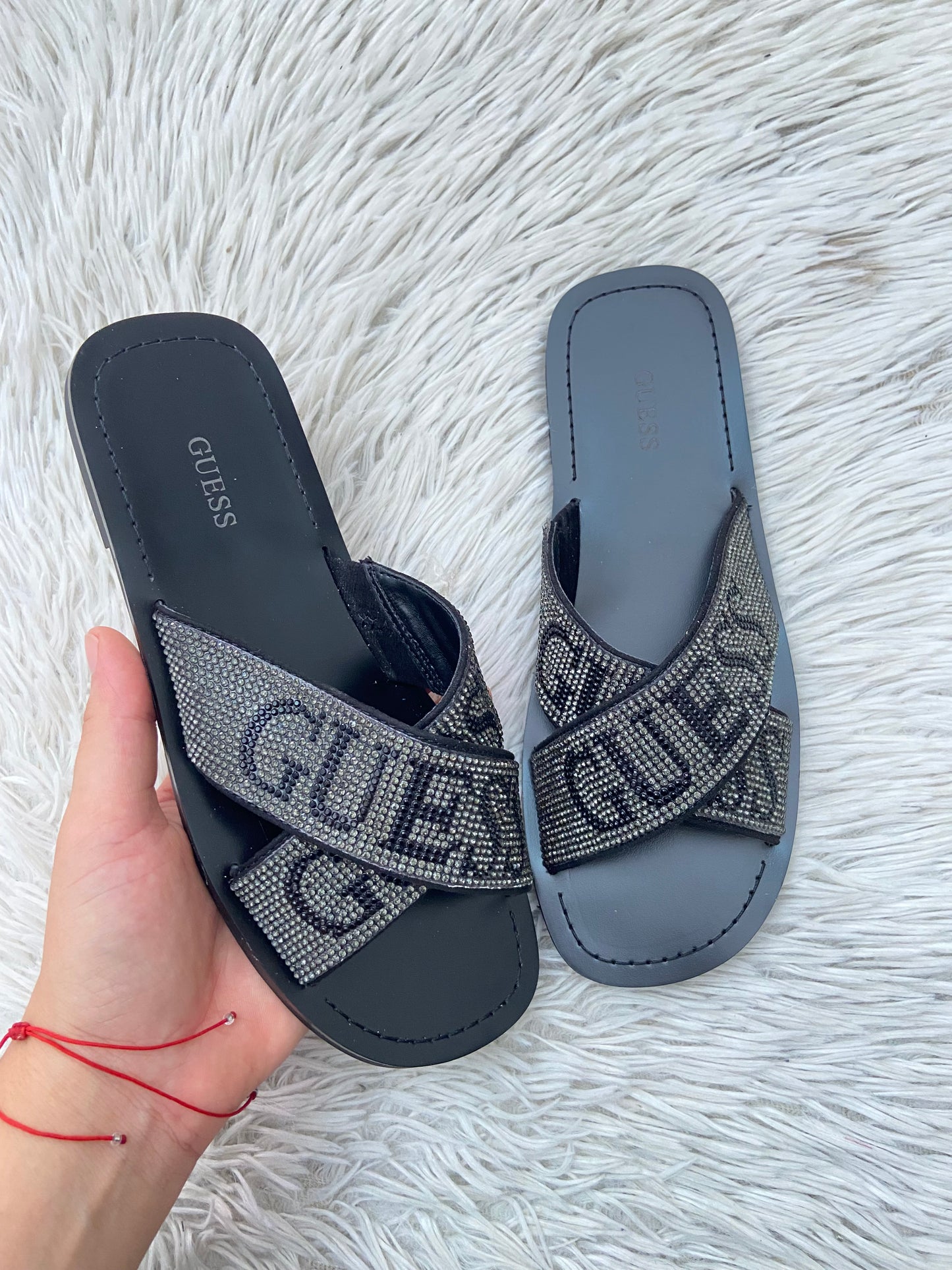 Sandalias GUESS original negra con brillos en la parte delantera y letras GUESS.