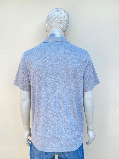 Polocher PUMA Original, en color gris con logotipo de la marca al frente en color negro.