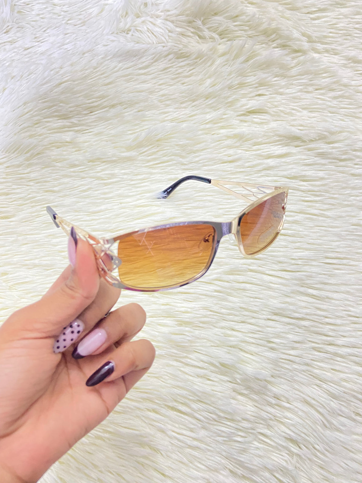 Lentes, marron con diseño abierto en la montura, más protección UV 100%.