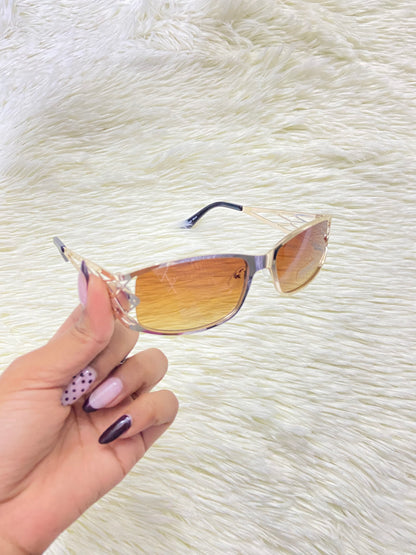 Lentes, marron con diseño abierto en la montura, más protección UV 100%.