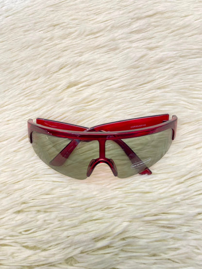 Lentes, verde oliva con montura en rojo vino y micas claras, con protección UV 100%.