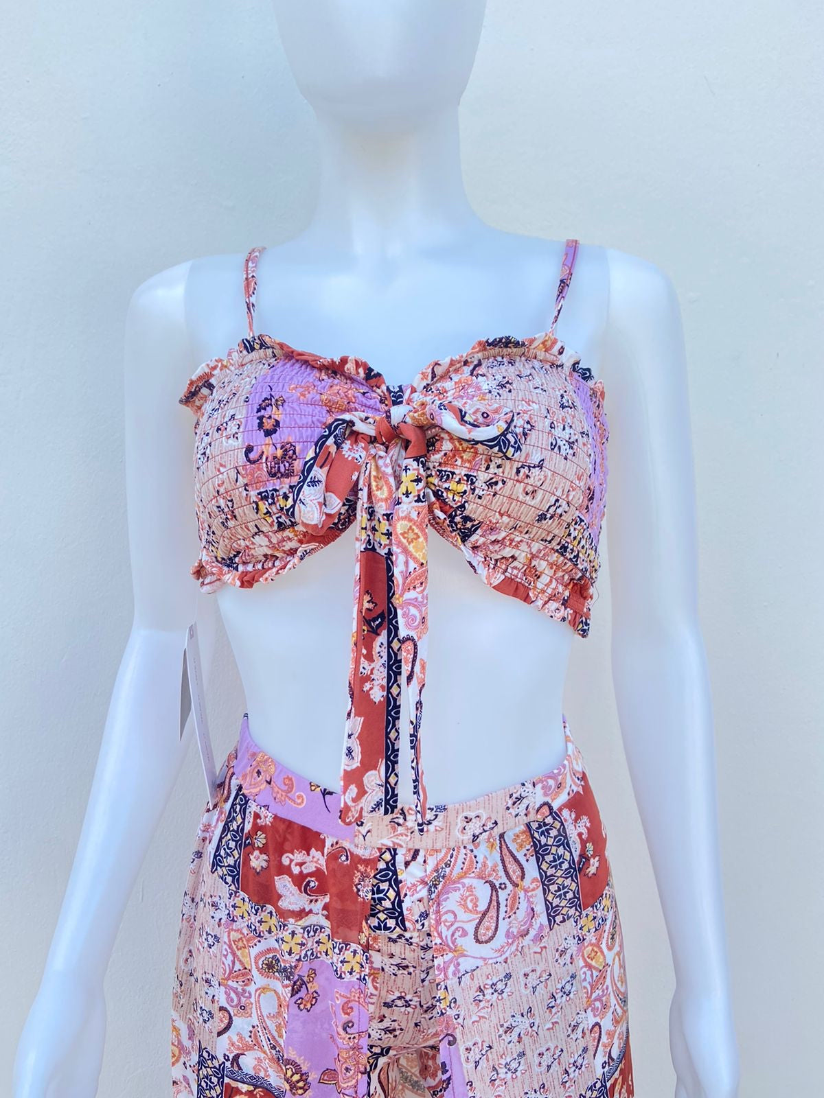 Conjunto ALMOST FAMOUS original, crema con estampado even varios colores, con short y falta transparente por arriba.