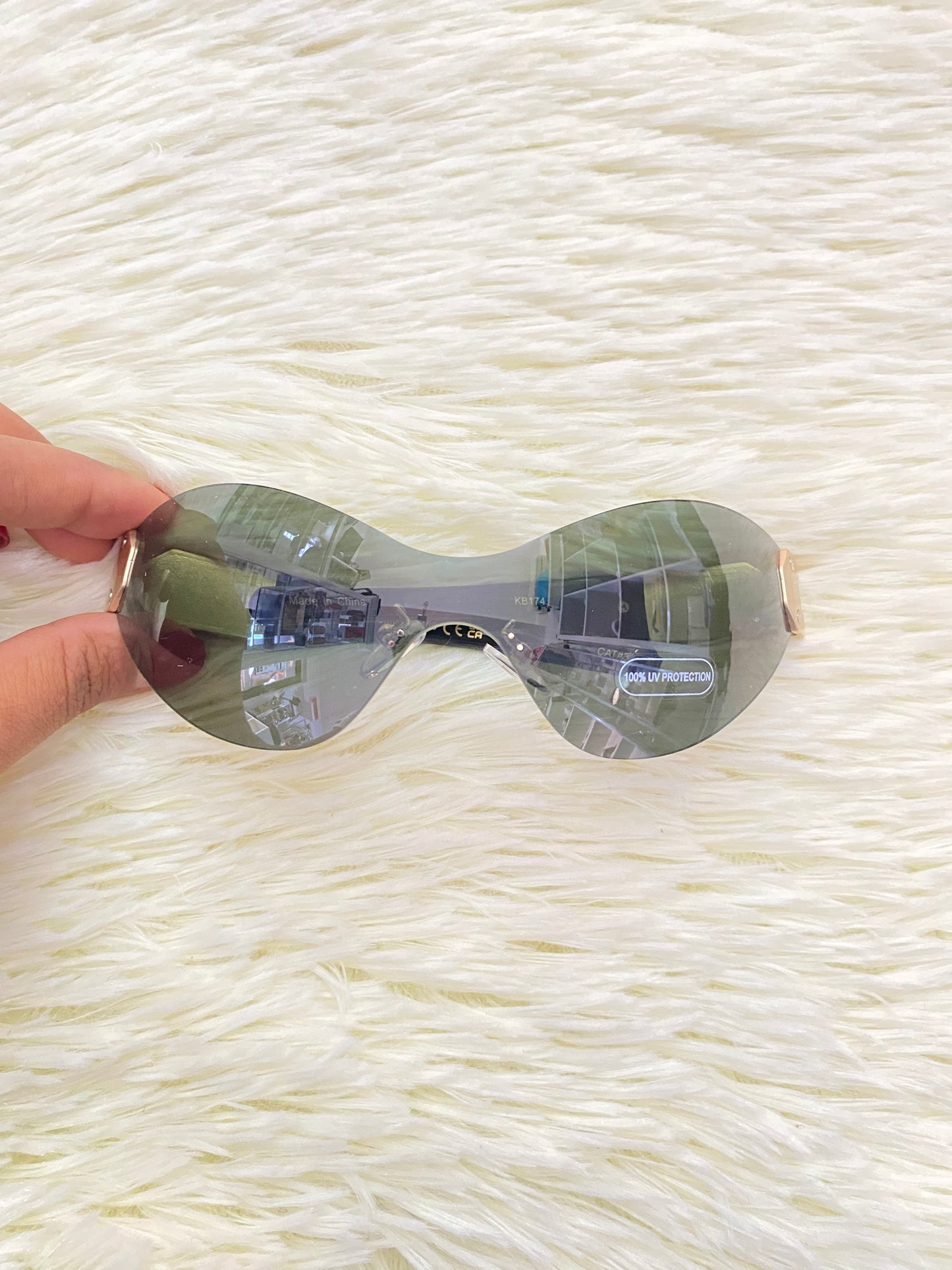 Lentes con micas verde y detalle en color dorado atrás.