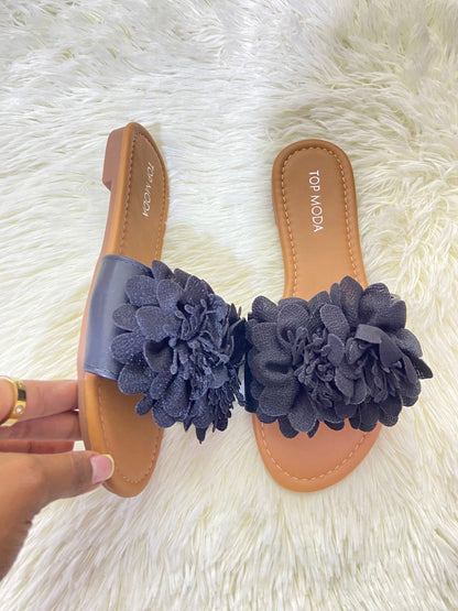 Sandalias TOP MODA original, marrones con negro y flor en color negro enfrente.