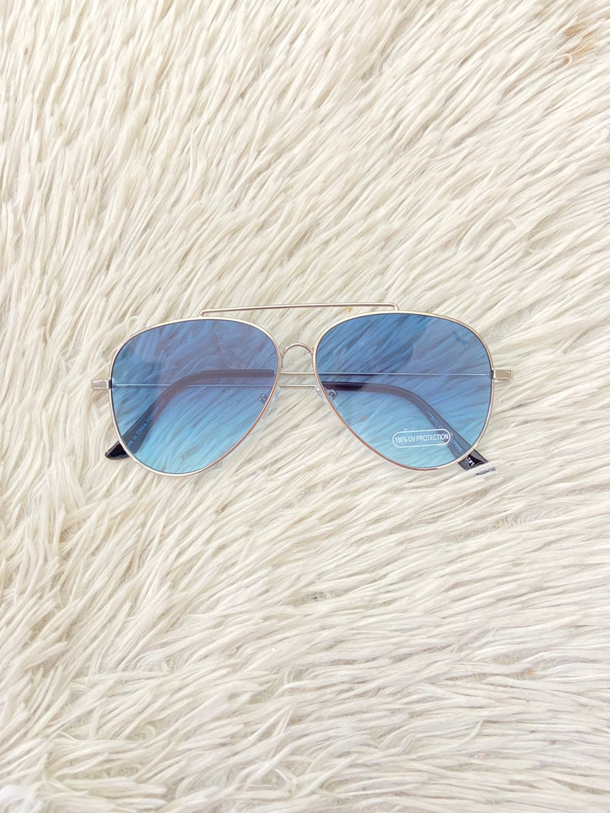 Lentes con montura plateada y micas azules
