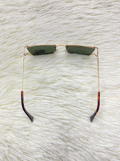 Lentes, con montura dorada y micas en color verde oscuro, con protección UV 100%.