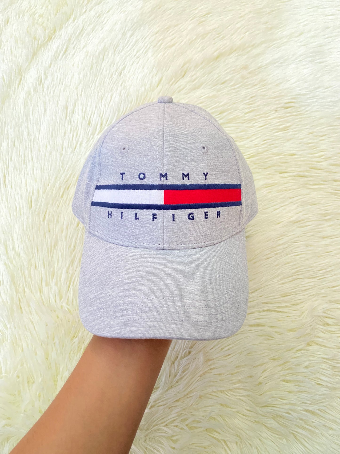 Gorra TOMMY HILFIGER original, gris con banda y nombre de la marca al frente. Ajustable atrás.