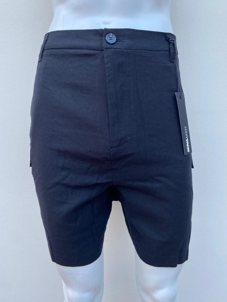 Bermuda en color negro liso con bolsillos al frente.