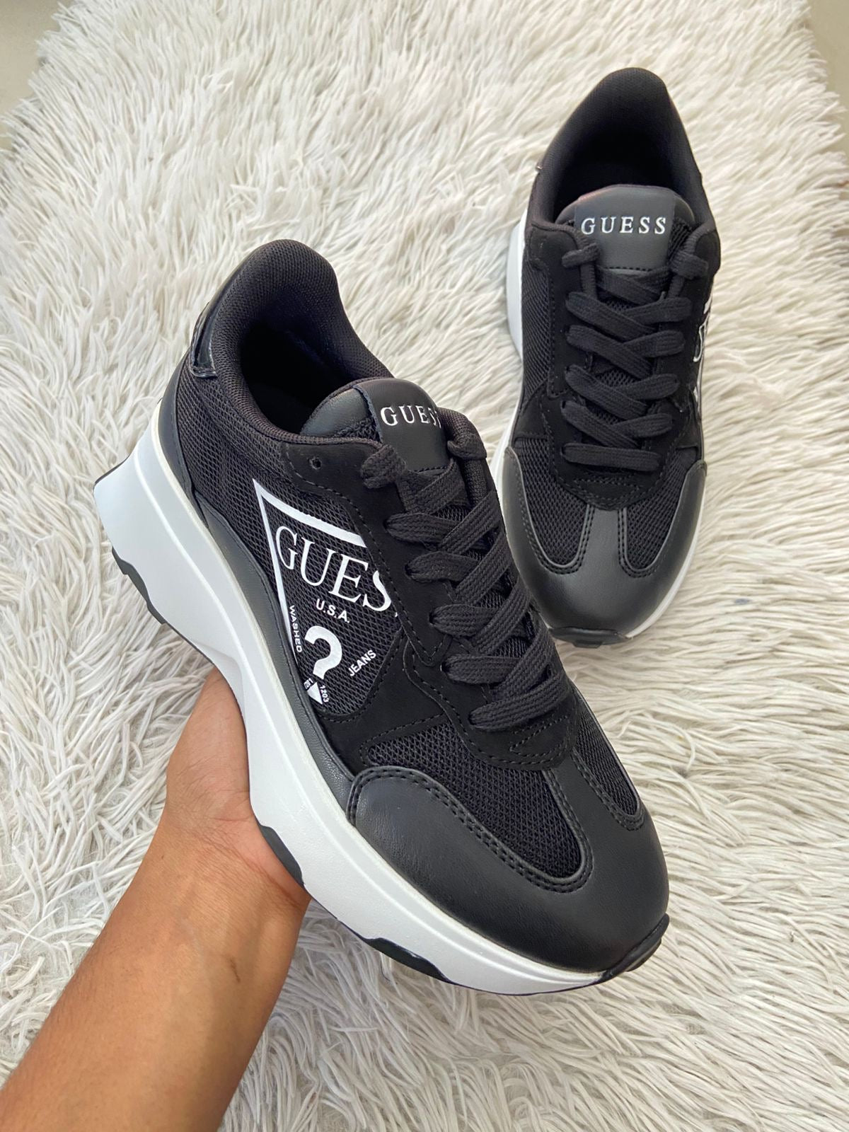 Tenis GUESS original negro, con suelas altas en color blanco y letras “ GUESS ? “ en blanco.