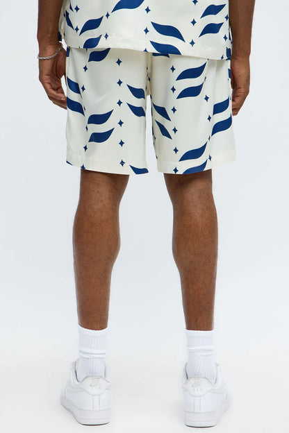 Bermuda pantalón corto en color crema con detalles en color azul.