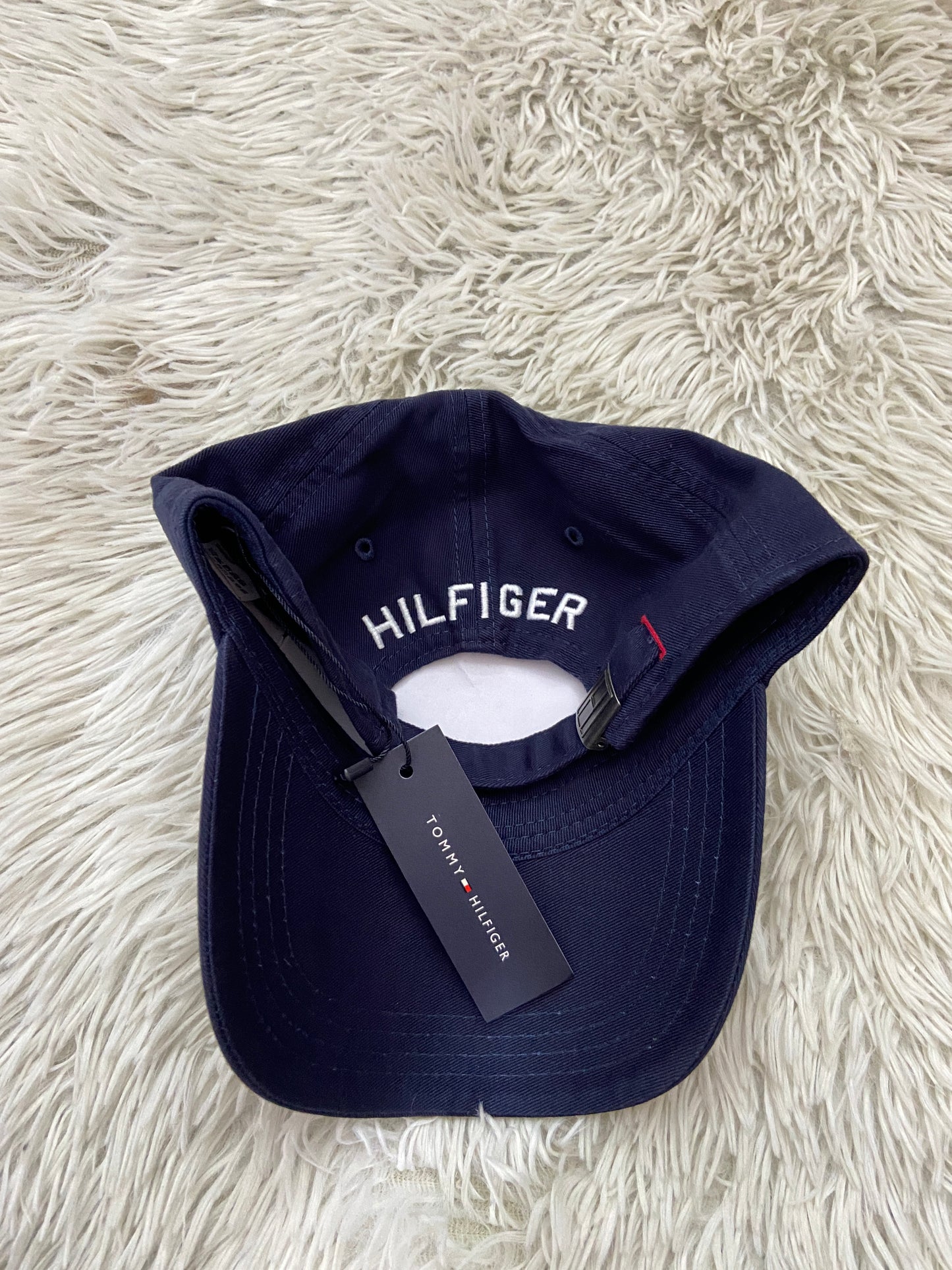 Gorra Tommy Hilfiger original azul marino con letras HILFIGER en blanco.