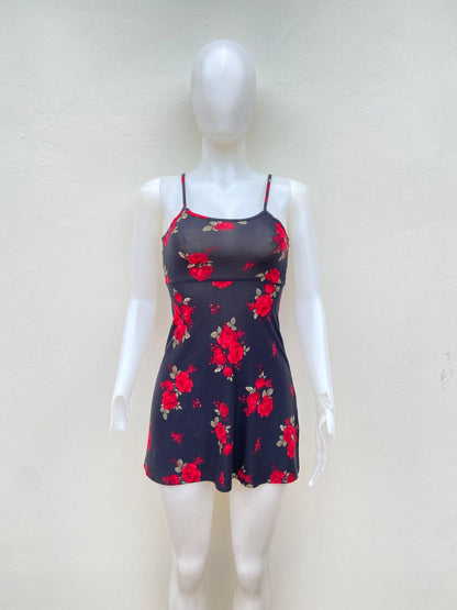 Vestido negro con estampado de rosas rojas.