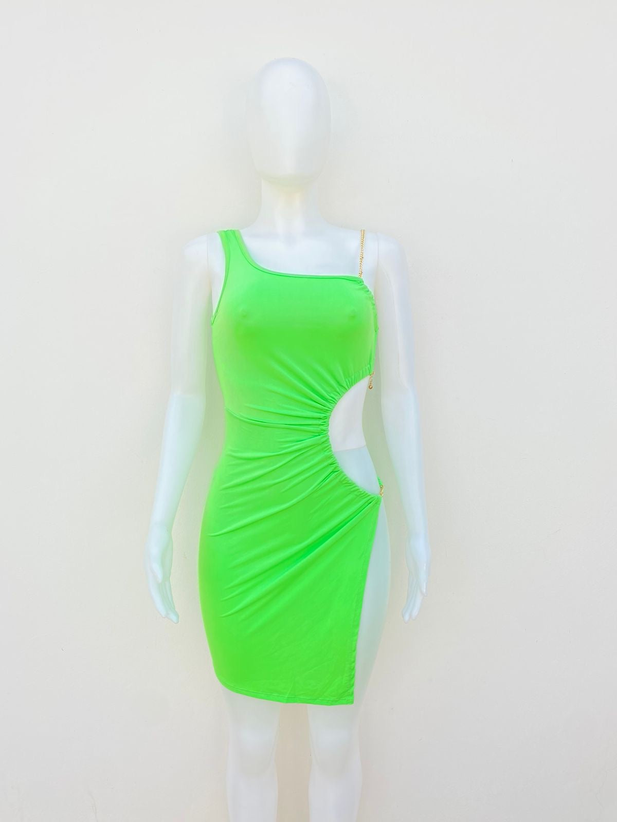 Vestido Fashion Nova original verde con abierto en los lados y cadena dorada.