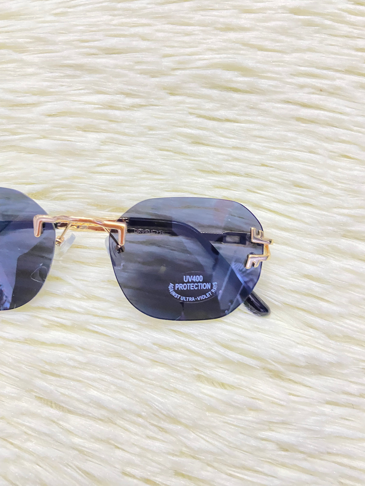 Lentes, negro con montura en color dorada, ovalados, más protección UV 400.