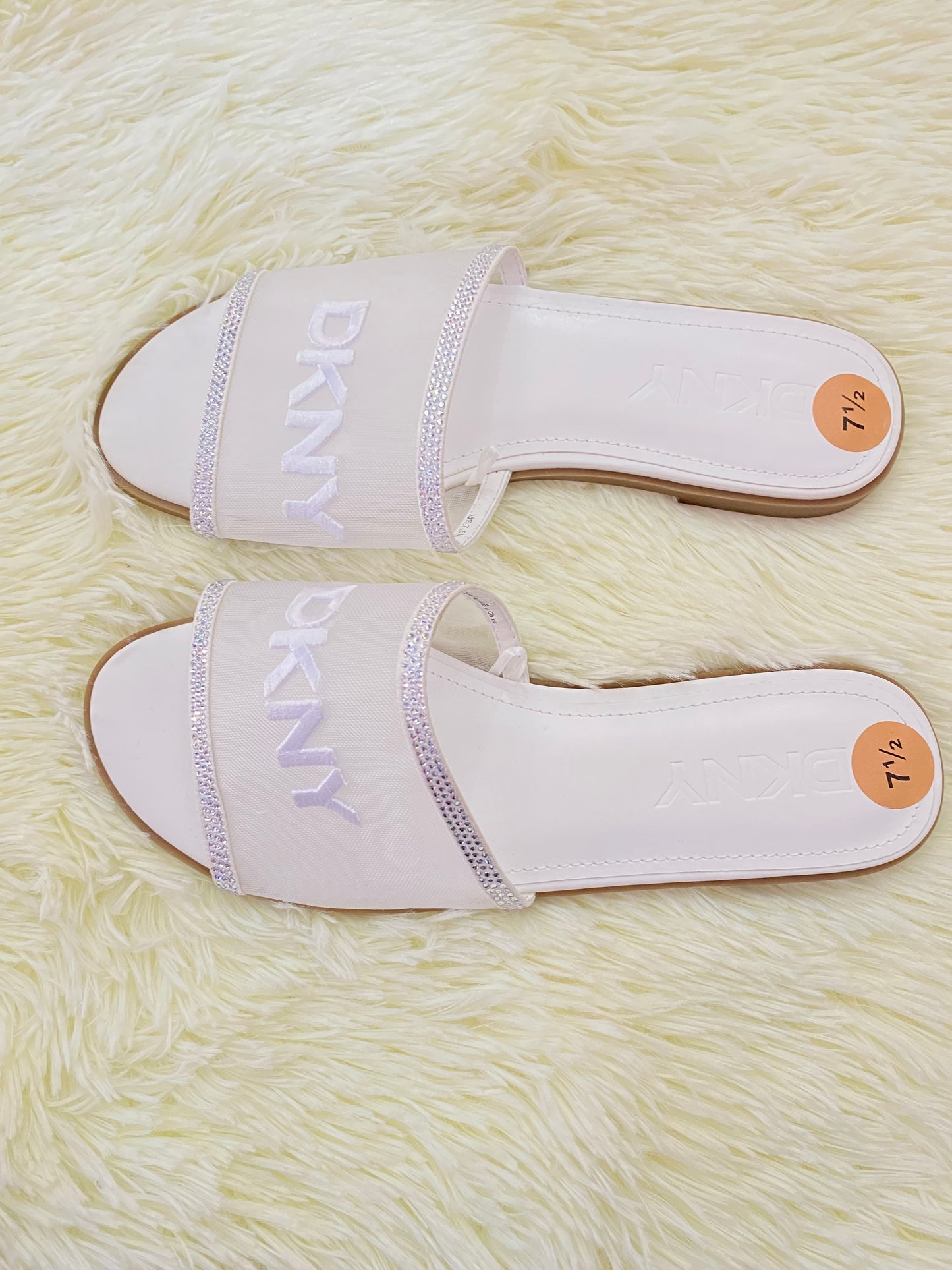 Sandalias DKNY original, blanca con diamantes plateados y suela marron.