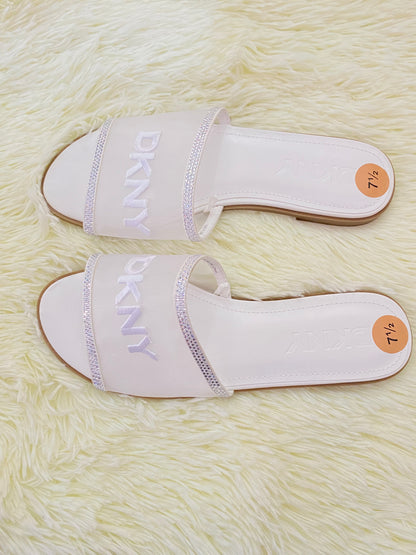 Sandalias DKNY original, blanca con diamantes plateados y suela marron.