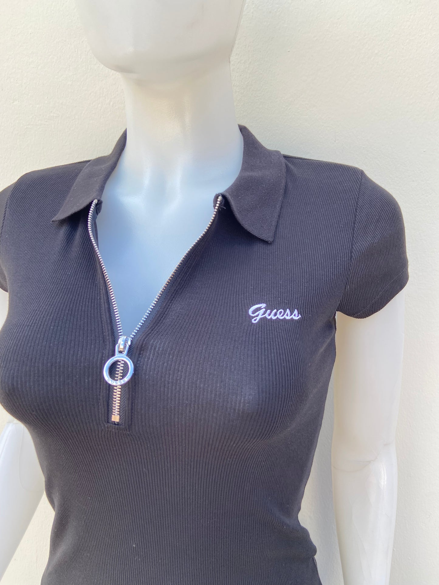 Polocher GUESS original, negro liso con zipper en plateado y letras GUESS en blanco.