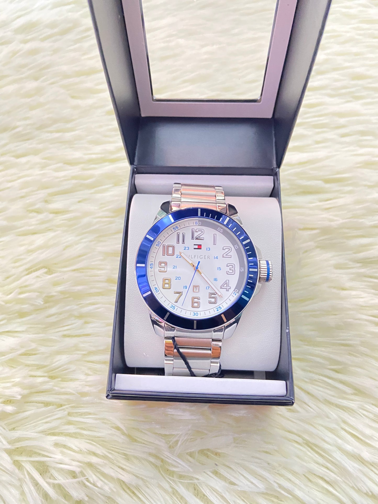 Reloj TOMMY HILFIGER original, cara 46mm plateado con fondo en color  blanco con azul y manecillas en color blanco.