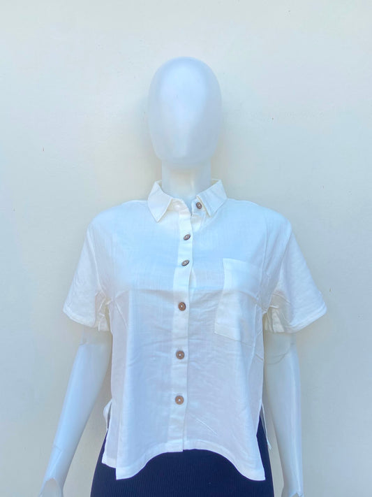 Camisa AMBIANCE Original, blanca manga corta,  con cuello, y botones en color madera.